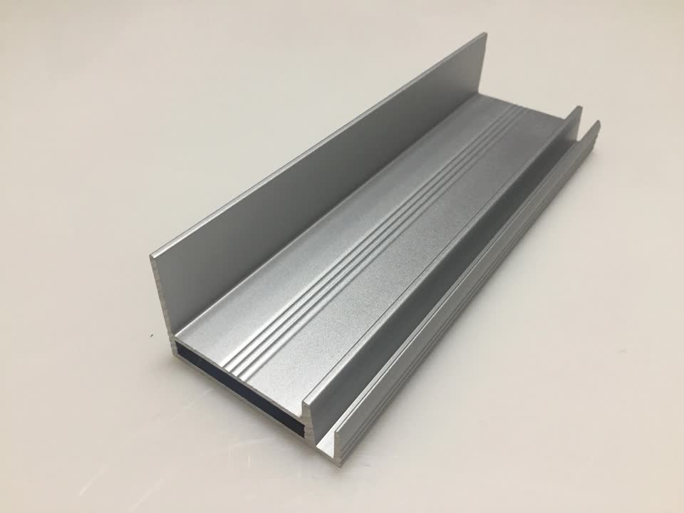 Profilo in sezione di alluminio per telai per pannelli solari